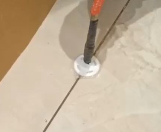 方城瓷砖空鼓维修公司专业解答瓷砖在铺贴过程中，如果没有涂抹均匀到位的粘结材料（如水泥砂浆或瓷砖胶），可能会导致以下问题