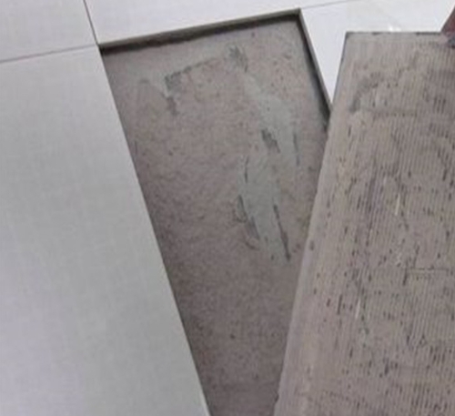 方城瓷砖空鼓维修公司分享瓷砖铺贴时如果打浆（即涂抹在瓷砖背面和基层上的砂浆或瓷砖胶）过少，会带来以下问题